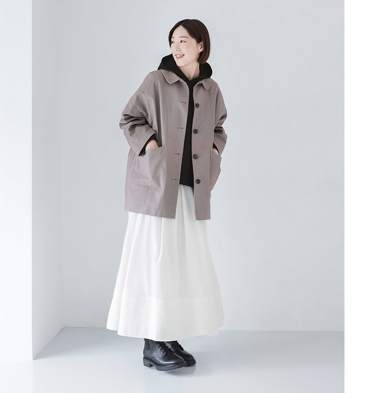 グレージュのステンカラーコート × 白ロングスカート