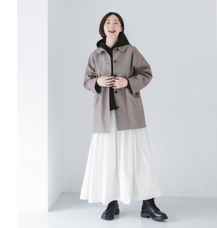 グレージュコート × 白スカート（正面全身）