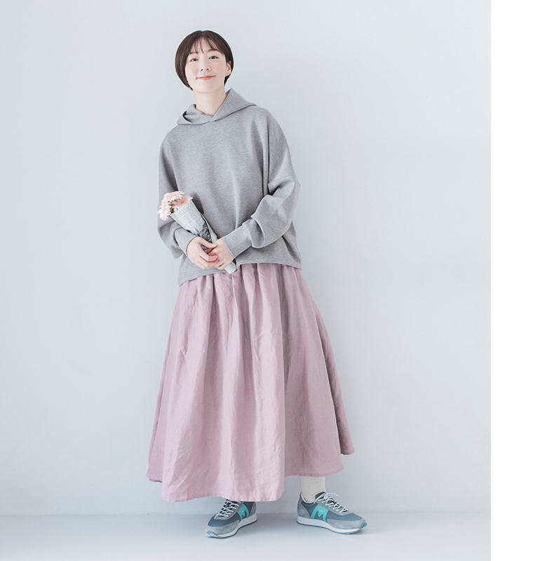 グレーのプルオーバーパーカーとピンクのフレアスカートを合わせたナチュラルコーデ