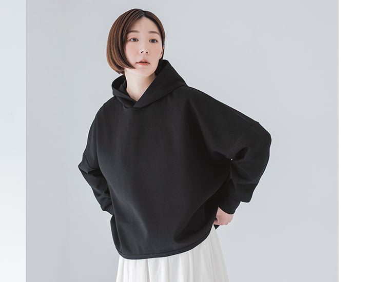 黒パーカーとロングスカートを合わせたシンプルコーデ