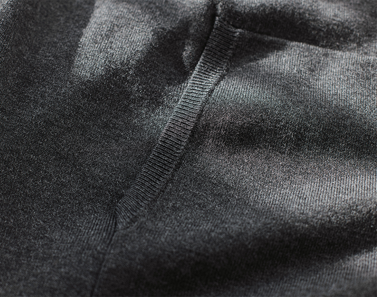 ダークグレーのフーディー生地の質感アップ画像