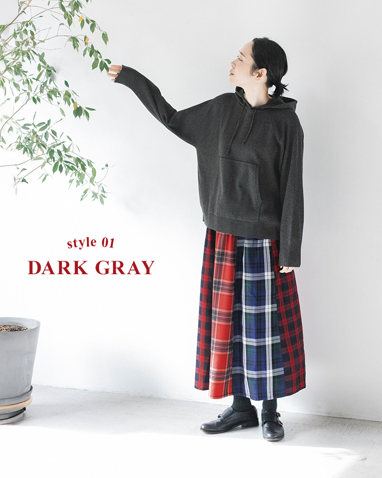 ダークグレーのフーディーとチェック柄スカートのコーディネート（立ち姿）