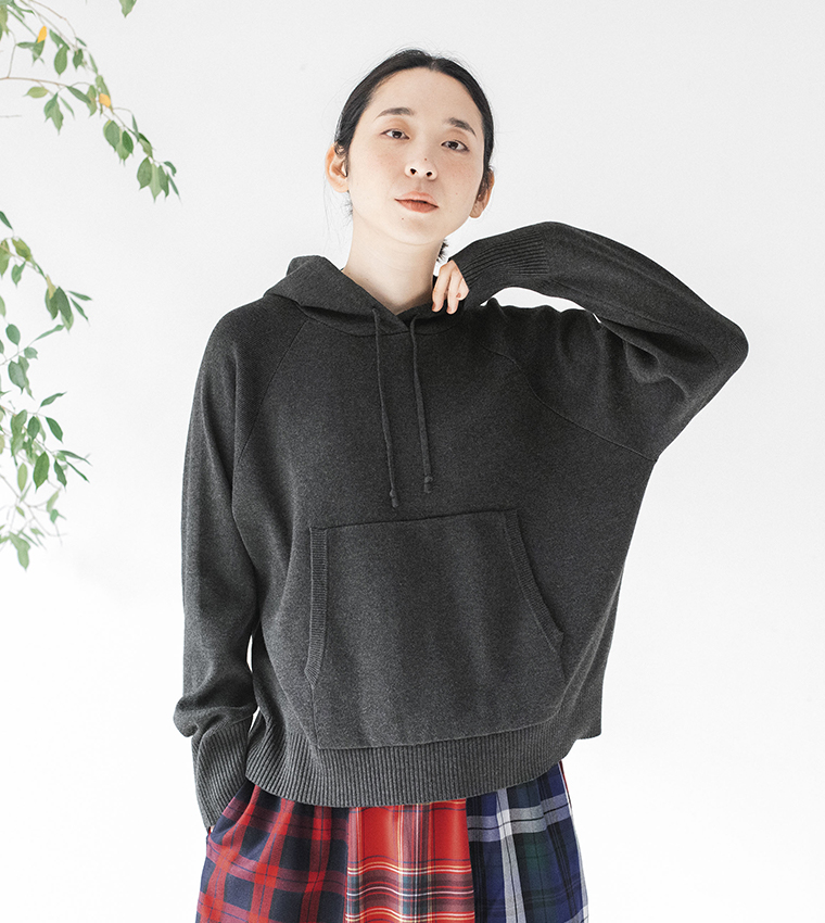 ダークグレーのフーディーとチェック柄スカートのコーディネート（正面立ち姿）