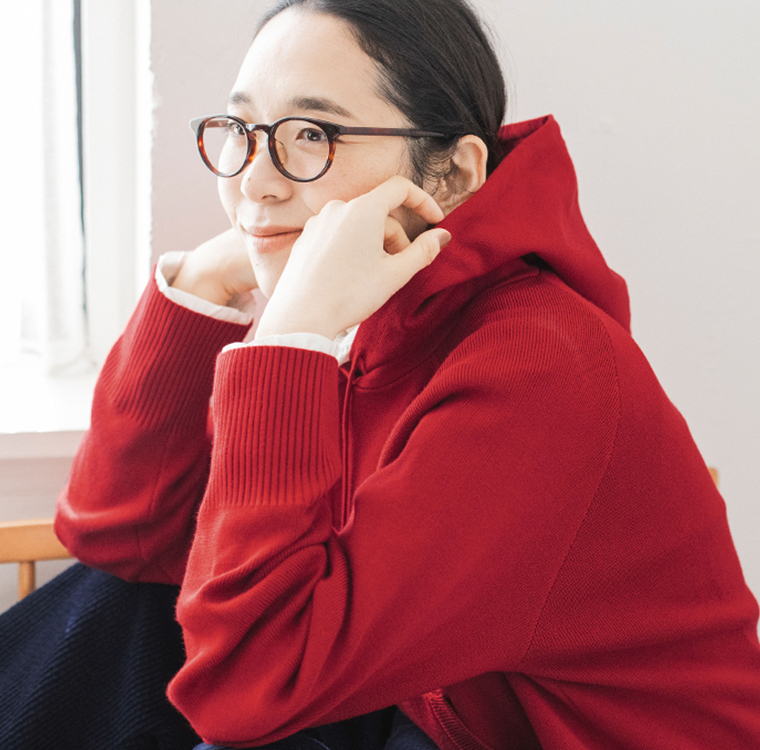 レッドのフーディーを着た人物のポートレート風ショット