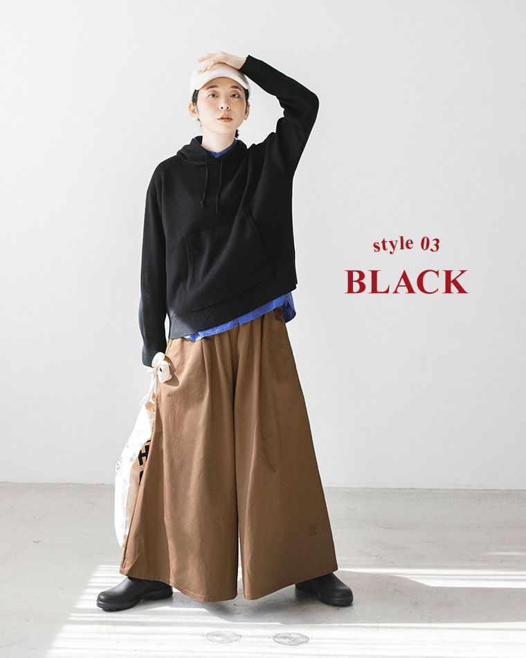 ブラックのフーディーとブラウンパンツのカジュアルコーディネート（正面立ち姿）