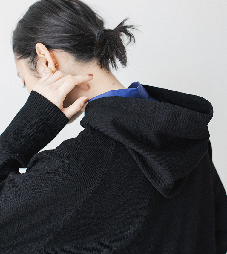 ブラックのフーディーの後ろ姿と横顔のディテールショット