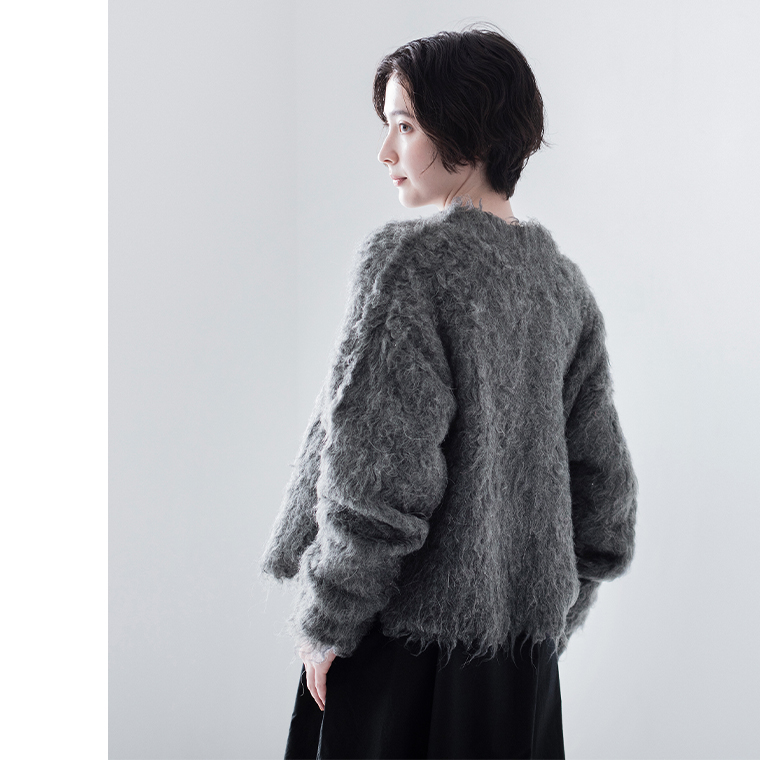 チャコールのシャギーニットカーディガンを着用した後ろ姿