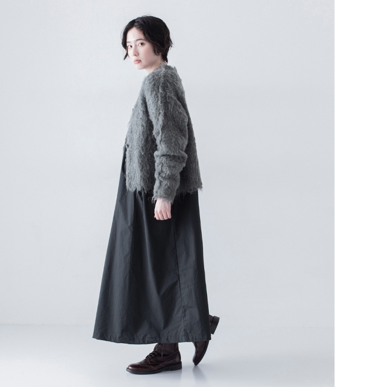 チャコールのシャギーニットカーディガンを着用した横の全身