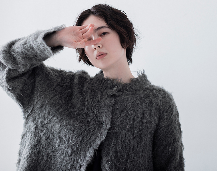 チャコールのシャギーニットカーディガンのネックラインのデザイン