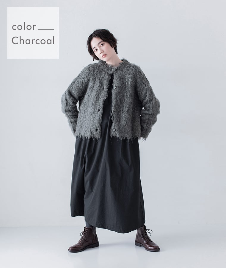 チャコールのシャギーニットカーディガンをブラックワンピースに重ねた着用イメージ