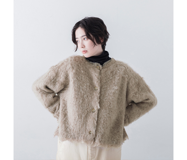 シャギーニットカーディガンにタートルネックカットソーを合わせたスタイル