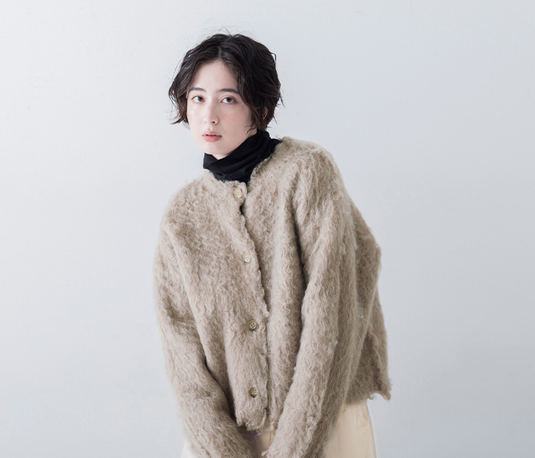 モカのシャギーニットカーディガンを前を閉めて着用したスタイル