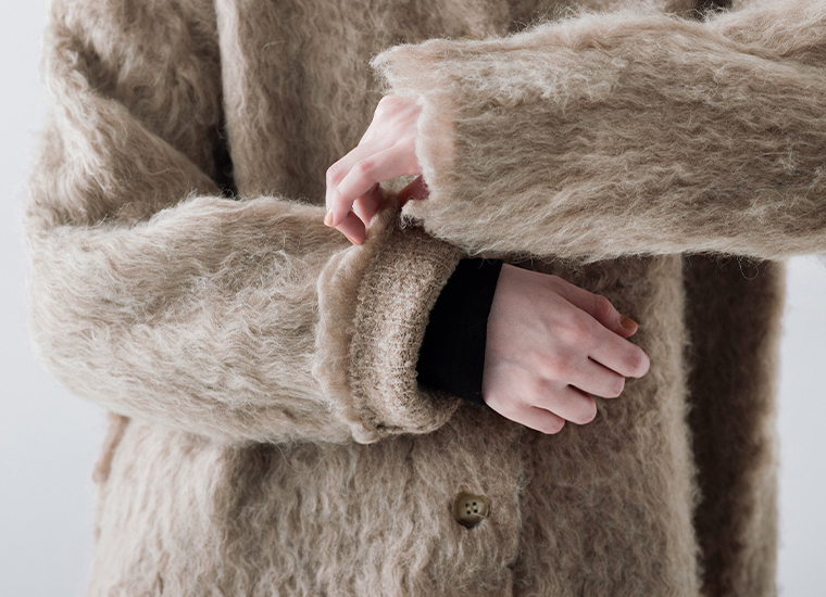 モカのシャギーニットカーディガンの袖口ディテール