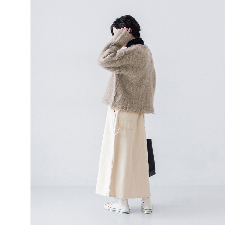 モカのシャギーニットカーディガンを前を閉めて着用した横のシルエット