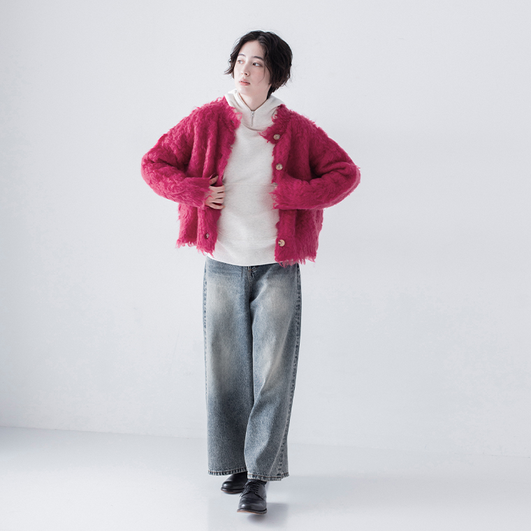 ピンクのシャギーニットカーディガンを着用したシーズンスタイル