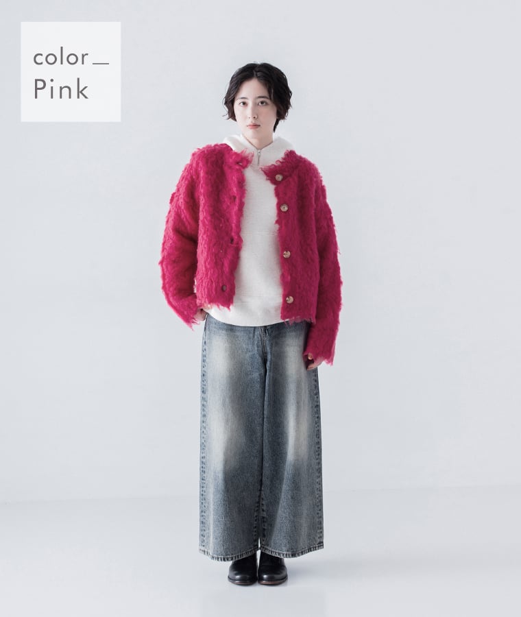 ピンクのシャギーニットカーディガンをデニムと合わせた着用イメージ