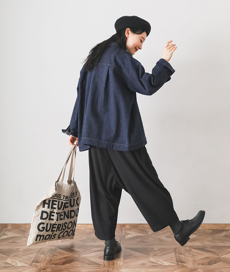 柔らかコール天たっぷりサルエルパンツ（ブラック）を着た女性のバックコーディネート