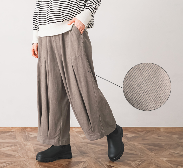 コットンタックワイドベイカーパンツ（グレージュ）の生地アップ