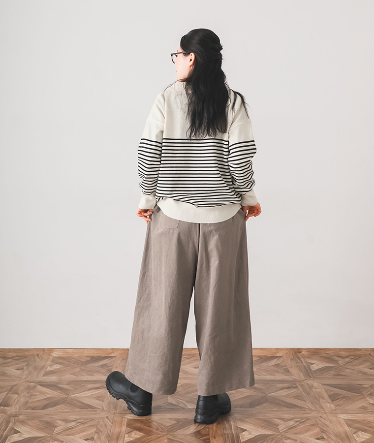 コットンタックワイドベイカーパンツ（グレージュ）を着た女性のバックコーディネート