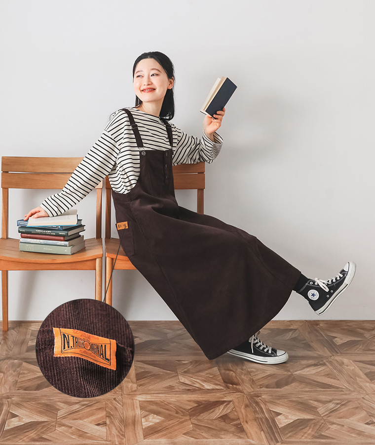 コットンワークジャンパースカート（ダークブラウン）のブランドタグ刺繍ディテール