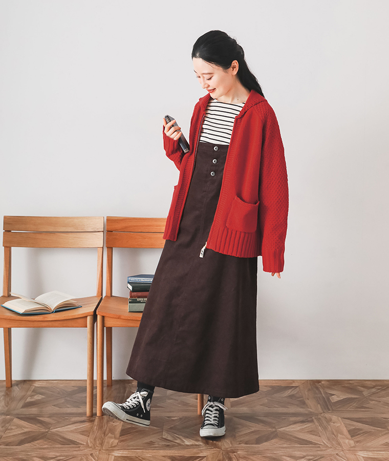 コットンワークジャンパースカート（ダークブラウン）のサイド寄り全身コーディネート