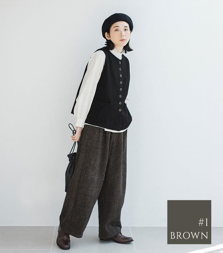 トラッドツイードワイドパンツ〈ブラウン〉着用スタイリング／ワイドシルエットが際立つナチュラルコーデ