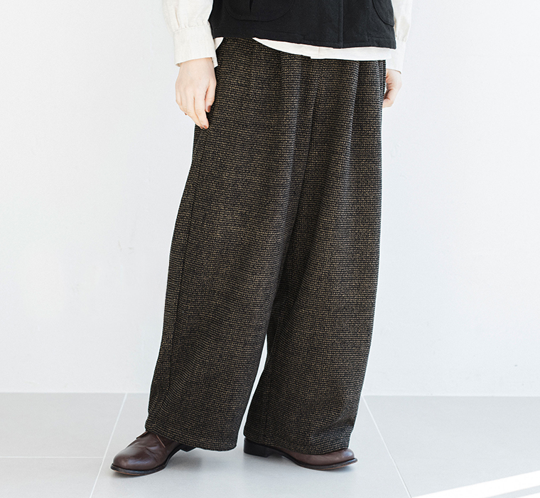 トラッドツイードワイドパンツ〈ブラウン〉のフロントデザイン／落ち感のあるワイドシルエットが伝わるディテール