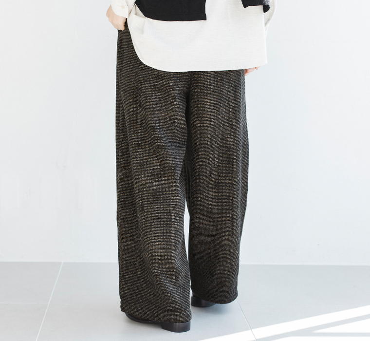 トラッドツイードワイドパンツ〈ブラウン〉のバックシルエット／ストレートラインと後ろゴム仕様がわかる画像