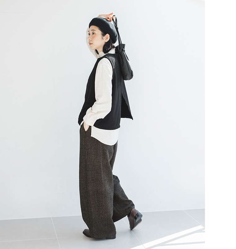トラッドツイードワイドパンツ〈ブラウン〉着用コーデ／ツイード素材の風合いとワイドな落ち感を見せるサイドスタイル