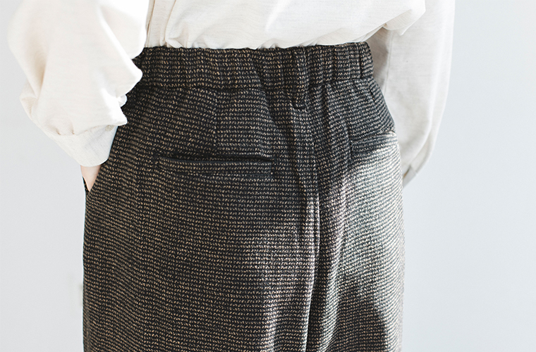 トラッドツイードワイドパンツの後ろ姿／バックゴム仕様とバックポケットデザインが見えるディテール