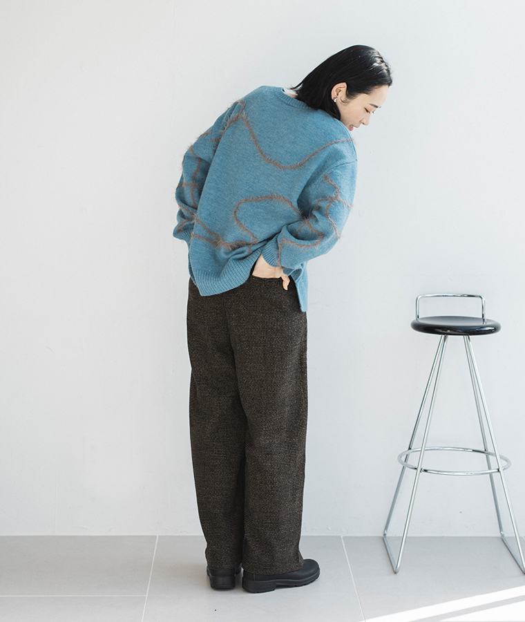 トラッドツイードワイドパンツ〈ブラウン〉バックシルエット／落ち感のあるワイドラインと後ろ姿のディテール