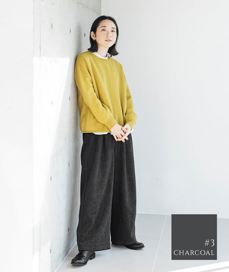 トラッドツイードワイドパンツ〈チャコール〉着用コーデ／明るいトップスと合わせた冬のナチュラルスタイル