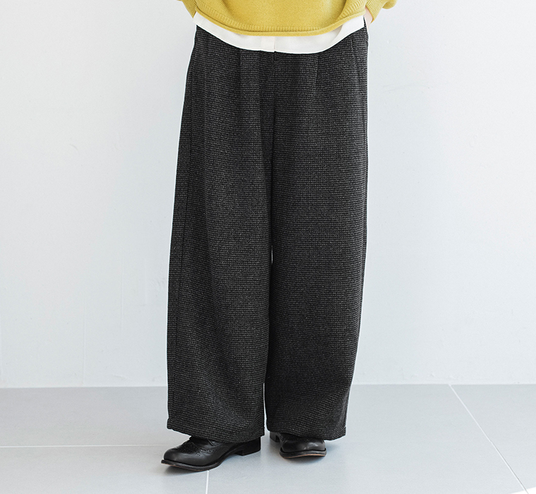 トラッドツイードワイドパンツ〈チャコール〉フロントデザイン／落ち感のあるワイドシルエットとツイード素材の表情