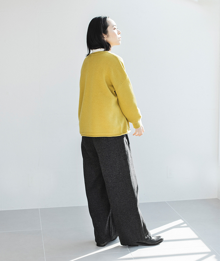 トラッドツイードワイドパンツ〈チャコール〉着用コーデ／ゆったりワイドシルエットが際立つ秋冬ナチュラルスタイル