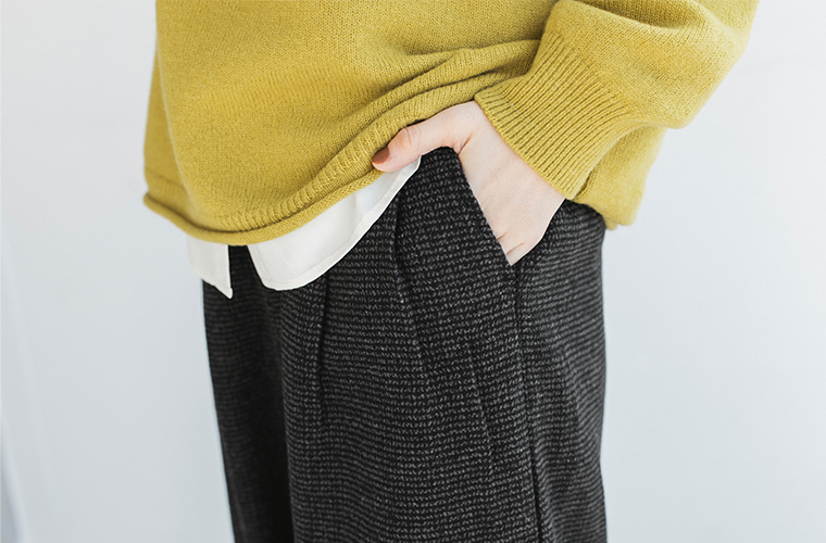 トラッドツイードワイドパンツ〈チャコール〉フロントディテール／タック入りデザインとツイード素材の質感アップ