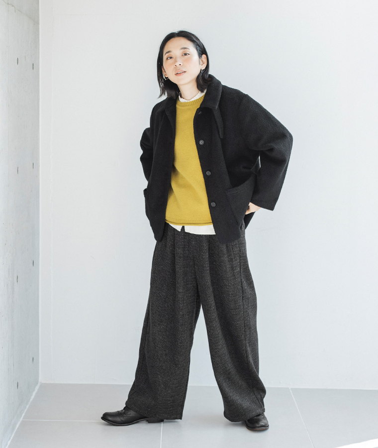 トラッドツイードワイドパンツ〈チャコール〉着用スタイリング／ミドル丈アウターと合わせたワイドシルエットのコーデ例