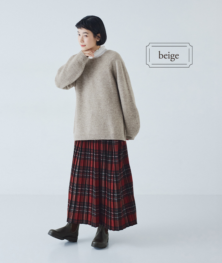 ホールガーメントプルオーバー（ベージュ）をチェック柄スカートに合わせた正面コーディネート