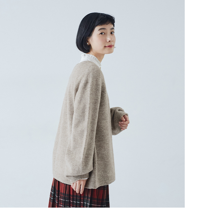 ホールガーメントプルオーバー（ベージュ）のサイドシルエット