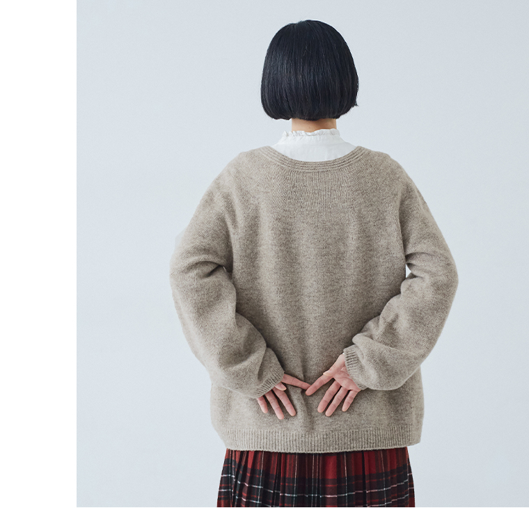 ホールガーメントプルオーバー（ベージュ）のバックシルエット