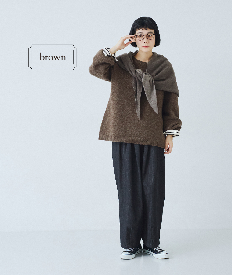 ホールガーメントプルオーバー（ブラウン）に三角ストールを肩に掛けたコーディネート