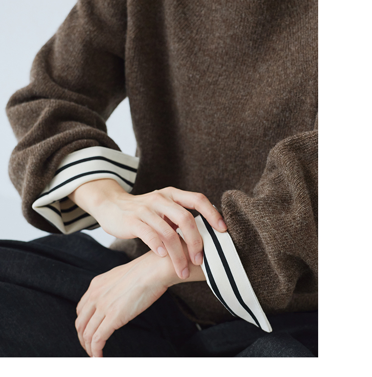 ホールガーメントプルオーバー（ブラウン）の袖口ディテールとボーダーインナー