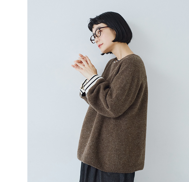 ホールガーメントプルオーバー（ブラウン）のサイドシルエット