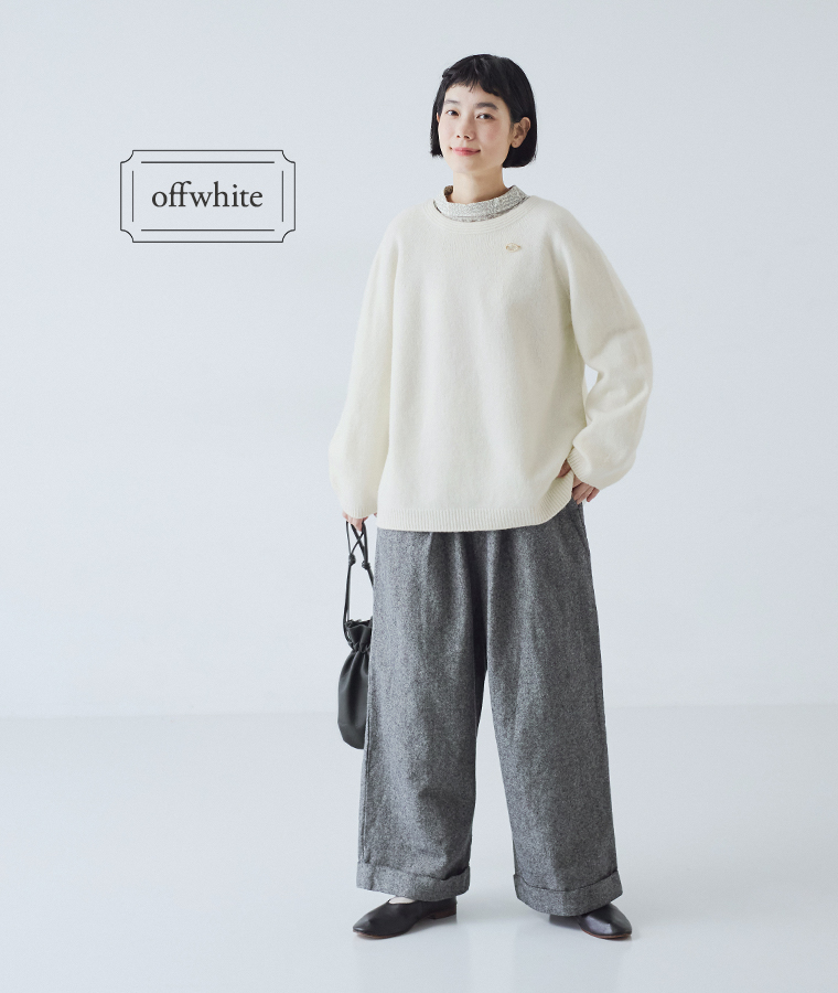 ホールガーメントプルオーバー（オフホワイト）をワイドパンツに合わせた正面コーディネート