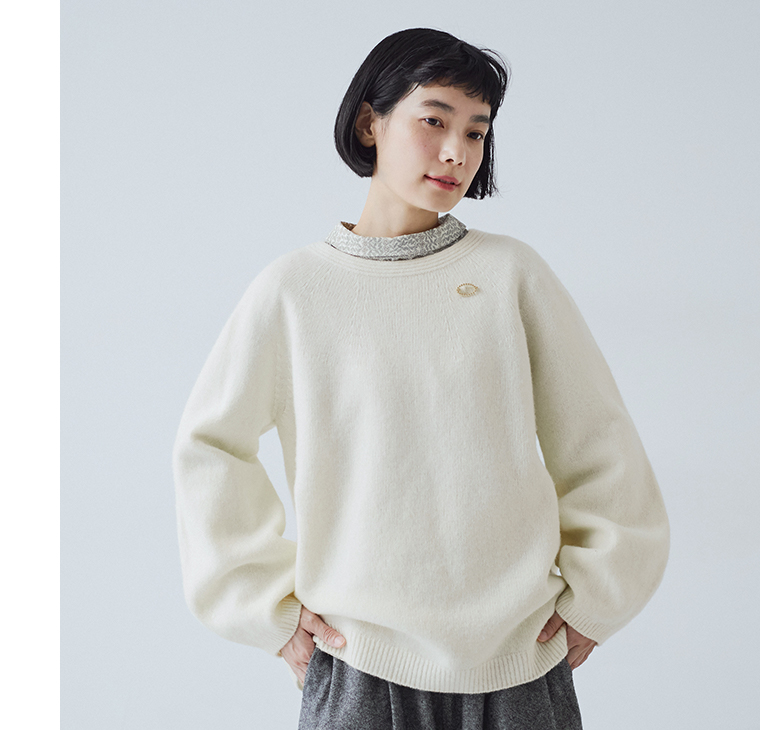ホールガーメントプルオーバー（オフホワイト）の上半身前