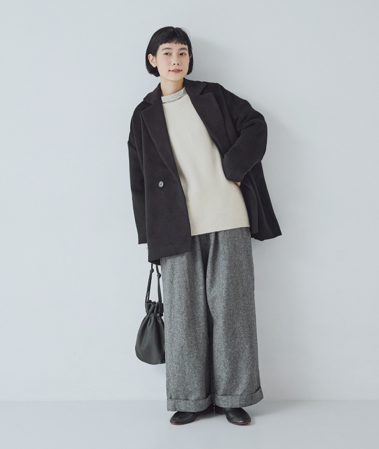 ホールガーメントプルオーバー（オフホワイト）を黒のコートとパンツに合わせた冬のコーディネート