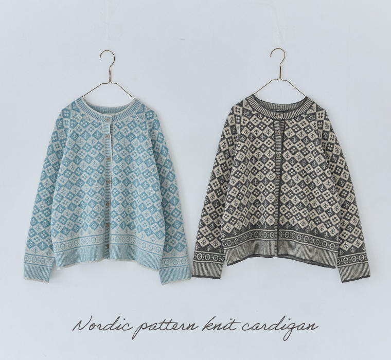 ソフトウールジャカードクルーネックカーディガン（グレーサックスとチャコール）の掛け商品画像