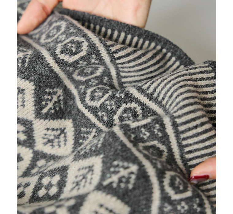 ソフトウールジャカードクルーネックカーディガン（チャコール）の生地アップ画像