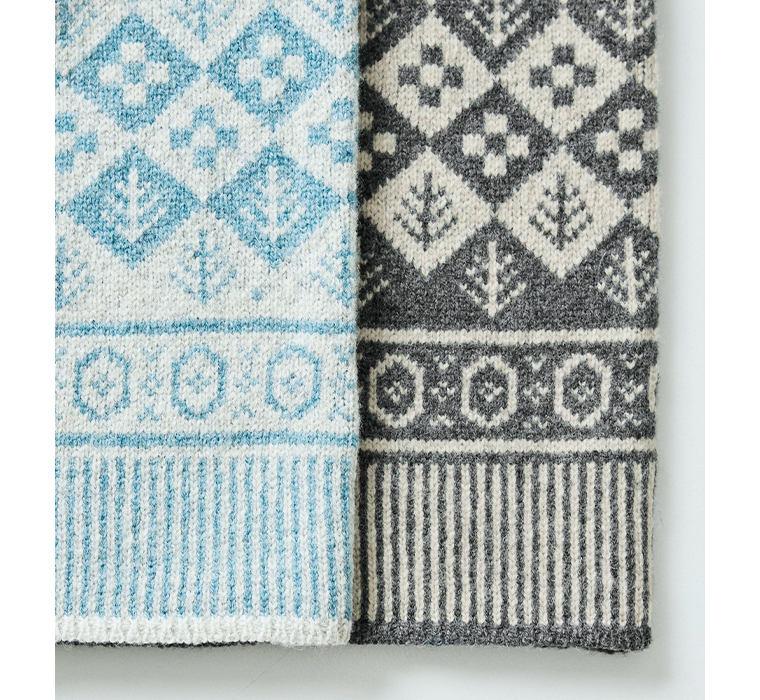 ソフトウールジャカードクルーネックカーディガン（グレーサックスとチャコール）の平置きカラー比較