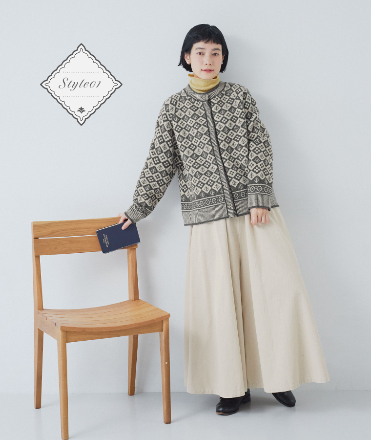 ソフトウールジャカードクルーネックカーディガン（チャコール）ベージュのワイドパンツを合わせたコーディネート