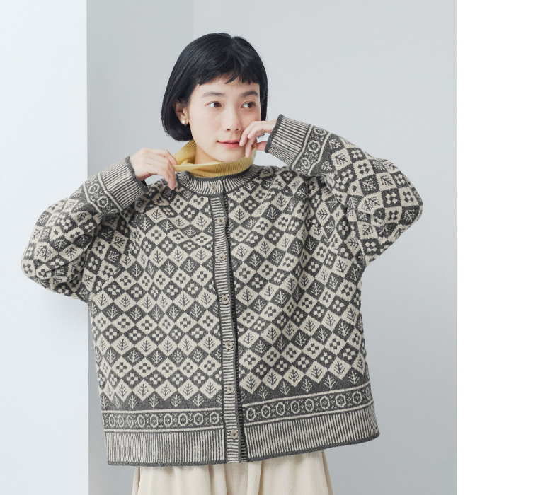 ソフトウールジャカードクルーネックカーディガン（チャコール）の上半身前コーディネート